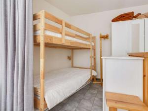 sypialnia z 2 łóżkami piętrowymi w pokoju w obiekcie Studio Gourette, 1 pièce, 4 personnes - FR-1-400-49 w mieście Gourette