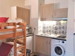 a small kitchen with a bunk bed and a washing machine at Studio Barèges, 1 pièce, 4 personnes - FR-1-403-30 in Barèges