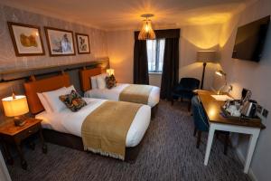 Katil atau katil-katil dalam bilik di Ely Hotel by Chef & Brewer Collection