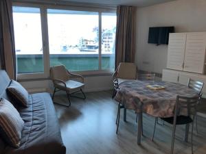 a living room with a table and a couch at Appartement 6 pers., 1 ch. avec balcon. 100m des pistes! - FR-1-404-122 in La Mongie