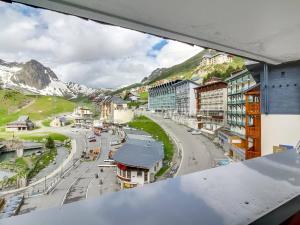 a view of a street in a city with mountains at Appartement 6 pers., 1 ch. avec balcon. 100m des pistes! - FR-1-404-122 in La Mongie