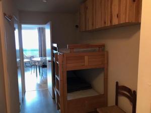 Appartement La Mongie, 2 pièces, 6 personnes - FR-1-404-122にある二段ベッド