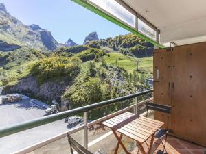a balcony with a bench and a view of a mountain at Studio cabine 4 personnes, proche des pistes à Gourette - FR-1-400-65 in Gourette