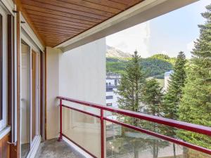 ein Balkon mit Blick auf die Berge in der Unterkunft Studio lumineux pour 6 personnes près des pistes et des commerces - FR-1-400-63 in Gourette + 3 Fotos