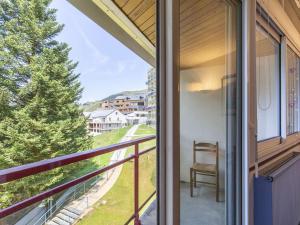 einen Balkon mit einem Stuhl und Straßenblick in der Unterkunft Studio lumineux pour 6 personnes près des pistes et des commerces - FR-1-400-63 in Gourette