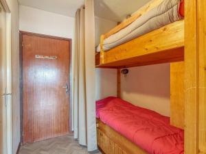 1 Schlafzimmer mit 2 Etagenbetten und einer Tür in der Unterkunft Studio Gourette, 1 pièce, 4 personnes - FR-1-400-53 in Gourette