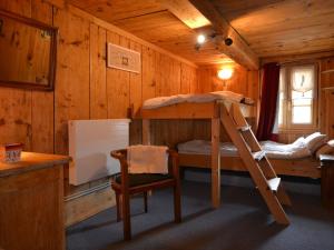a bedroom with two bunk beds and a desk at Appartement Notre-Dame-de-Bellecombe, 5 pièces, 8 personnes - FR-1-505-46 in Notre-Dame-de-Bellecombe
