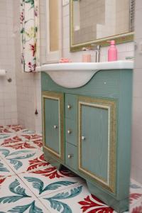 A bathroom at Delfini Trevi House