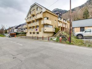 コトレにあるAppartement Cauterets, 2 pièces, 4 personnes - FR-1-401-84の通り側のアパートメントビル