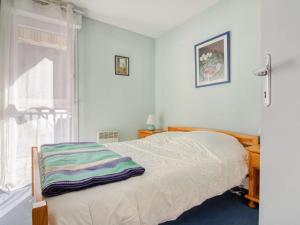 a bedroom with a bed with a blanket on it at T2 cabine 6 pers à Luz, calme, parking, animaux OK - FR-1-402-13 in Luz-Saint-Sauveur