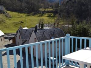 a balcony with a blue railing and a house at T2 cabine 6 pers à Luz, calme, parking, animaux OK - FR-1-402-13 in Luz-Saint-Sauveur +3 photos