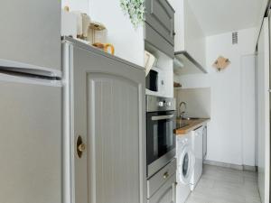 una piccola cucina con lavatrice e asciugatrice di Appartement Gourette, 2 pièces, 6 personnes - FR-1-400-60 a Gourette