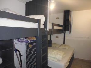 Pokój z 2 łóżkami piętrowymi w pokoju w obiekcie Appartement Gourette, 2 pièces, 6 personnes - FR-1-400-60 w mieście Gourette