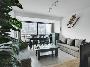 ein Wohnzimmer mit einem Sofa und einem Tisch in der Unterkunft Appartement Gourette, 2 pièces, 6 personnes - FR-1-400-60 in Gourette