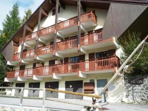 a large apartment building with a large balcony at Appartement Méribel, 3 pièces, 6 personnes - FR-1-411-185 in Les Allues