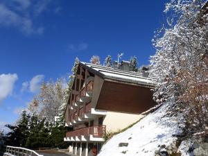 a building on top of a snow covered mountain at Appartement Méribel, 3 pièces, 6 personnes - FR-1-411-185 in Les Allues