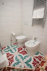 ein Bad mit einem WC und einem Waschbecken in der Unterkunft Delfini Trevi House in Rom