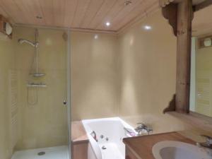uma casa de banho com um chuveiro, uma banheira e um lavatório. em Appartement Méribel, 3 pièces, 6 personnes - FR-1-411-68 em Les Allues