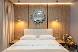 リヴィウにある2 bedrooms Apartments Levia 2の白いベッドと鏡のある寝室