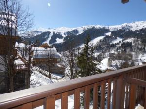 a balcony with a view of a snow covered mountain at Charmant appartement 3 pièces à Méribel, au pied des pistes, avec terrasse exposée sud et proche du centre - FR-1-411-77 in Les Allues +5 photos