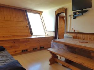 een kamer met een bed, een spiegel en een raam bij Arc 1600: Appartement 2 pièces, 6 pers, proche pistes, ascenseur - FR-1-411-80 in Arc 1600