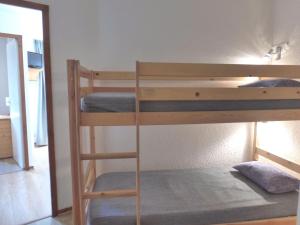 - deux lits superposés dans une chambre dans l'établissement Appartement Méribel, 2 pièces, 6 personnes - FR-1-411-91, à Les Allues