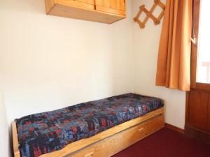 - une petite chambre avec un lit dans l'établissement Appartement Peisey-Vallandry, 1 pièce, 4 personnes - FR-1-411-285, à Landry