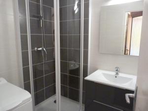 Phòng tắm tại Appartement Les Arcs 1800, 2 pièces, 4 personnes - FR-1-411-122