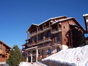 a large building with snow in front of it at Appartement Peisey-Vallandry, 1 pièce, 4 personnes - FR-1-411-285 in Landry