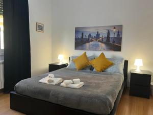 ein Schlafzimmer mit einem Bett mit zwei Handtüchern darauf in der Unterkunft Roma centro metro rebibbia in Rom