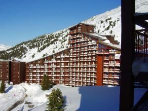 a large building with snow on a mountain at Studio Les Arcs 2000, 1 pièce, 4 personnes - FR-1-411-332 in Arc 2000