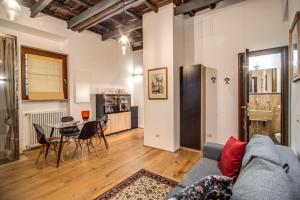 ein Wohnzimmer mit einem Sofa und einem Tisch in der Unterkunft Casa Leonetto in Rom