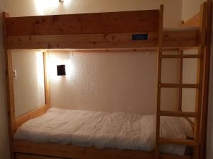 Uma ou mais camas em beliche em um quarto em Studio Les Arcs 2000, 1 pièce, 5 personnes - FR-1-411-350