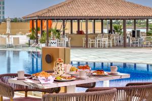 The Grove Resort Bahrain内部或周边的泳池