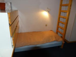 - une petite chambre avec un lit et une échelle dans l'établissement Appartement Les Arcs 1800, 1 pièce, 5 personnes - FR-1-411-250, à Arc 1800