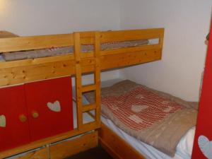 een slaapkamer met 2 stapelbedden in een kamer bij Appartement Les Arcs 1800, 1 pièce, 5 personnes - FR-1-411-296 in Arc 1800