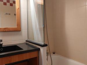 Ένα μπάνιο στο 2 pièces pour 5 pers, piscine, animaux admis, parking, proche télécabine - FR-1-411-320