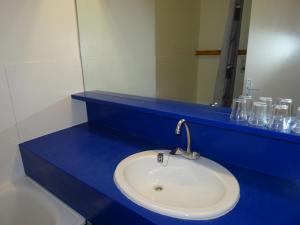 een badkamer met een witte wastafel en een blauwe wastafel bij Studio Les Arcs 1800, 1 pièce, 4 personnes - FR-1-411-321 in Arc 1800
