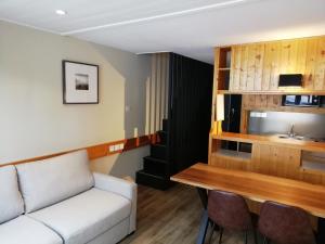uma sala de estar com um sofá e uma mesa em Appartement Les Arcs 1800, 2 pièces, 6 personnes - FR-1-411-338 em Arc 1800