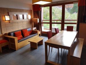 a living room with a couch and a table at Appartement Les Arcs 1600, 3 pièces, 8 personnes - FR-1-411-336 in Arc 1600