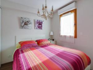 a bedroom with a bed with a colorful blanket at Appartement Barèges, 2 pièces, 6 personnes - FR-1-403-78 in Barèges