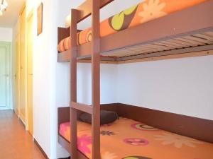- une chambre avec deux lits superposés et un tapis orange dans l'établissement Appartement Banyuls-sur-Mer, 1 pièce, 4 personnes - FR-1-225C-533, à Banyuls-sur-Mer
