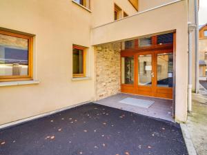 une porte d'entrée d'un bâtiment avec une allée. dans l'établissement Appartement 6 personnes avec parking et wifi à Barèges - FR-1-403-78, à Barèges 2 autres photos