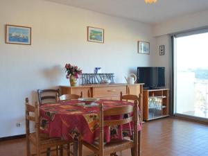 une salle à manger avec une table et une télévision dans l'établissement Appartement Banyuls-sur-Mer, 1 pièce, 4 personnes - FR-1-225C-533, à Banyuls-sur-Mer