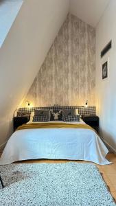 1 dormitorio con cama extragrande y alfombra en Estudio a pie de Pistas Baqueira, en Baqueira Beret