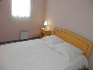 a bedroom with a white bed and a window at Appartement Vieux-Boucau-les-Bains, 3 pièces, 4 personnes - FR-1-379-80 in Vieux-Boucau-les-Bains