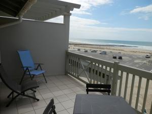 a balcony with chairs and a view of the beach at Appartement Vieux-Boucau-les-Bains, 3 pièces, 4 personnes - FR-1-379-80 in Vieux-Boucau-les-Bains