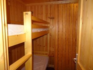 a small cabin with a bunk bed in it at Studio cabine 5 personnes à Arc 1600, ski aux pieds, proche commerces, wifi gratuit - FR-1-411-361 in Arc 1600