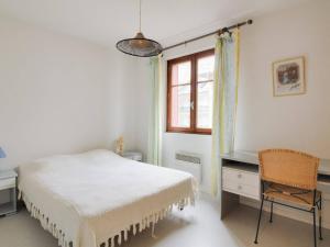 a bedroom with a bed and a desk and a window at Appartement lumineux 6 pers., 1er étage, balcon, centre Cauterets, local skis, proche télécabine - FR-1-401-109 in Cauterets