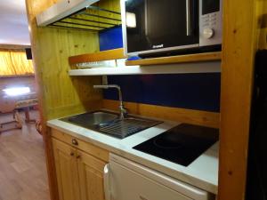 cocina con fregadero y microondas en Studio Les Arcs 1600, 1 pièce, 3 personnes - FR-1-411-413, en Arc 1600